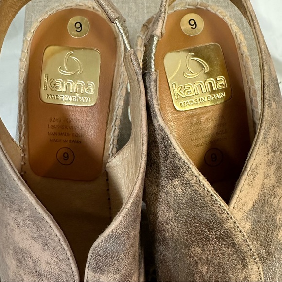 Kanna Ladies Leather Front Slit Sling Back Wedge Metallic Sandal Size 9 NIB - Picture 2 of 8